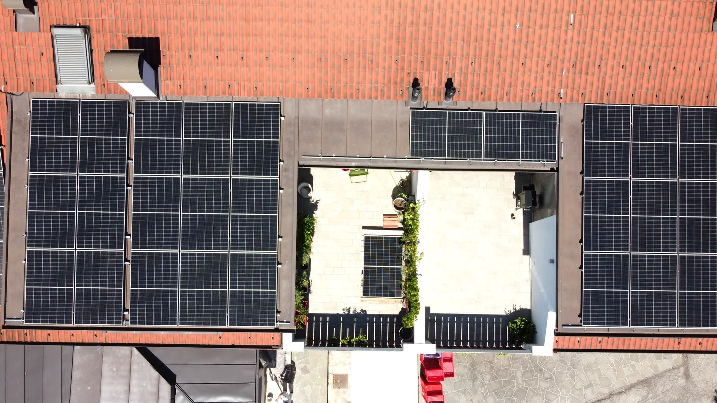 Bestehende Drohnenaufnahme einer Voltalps-Photovoltaikanlage von oben