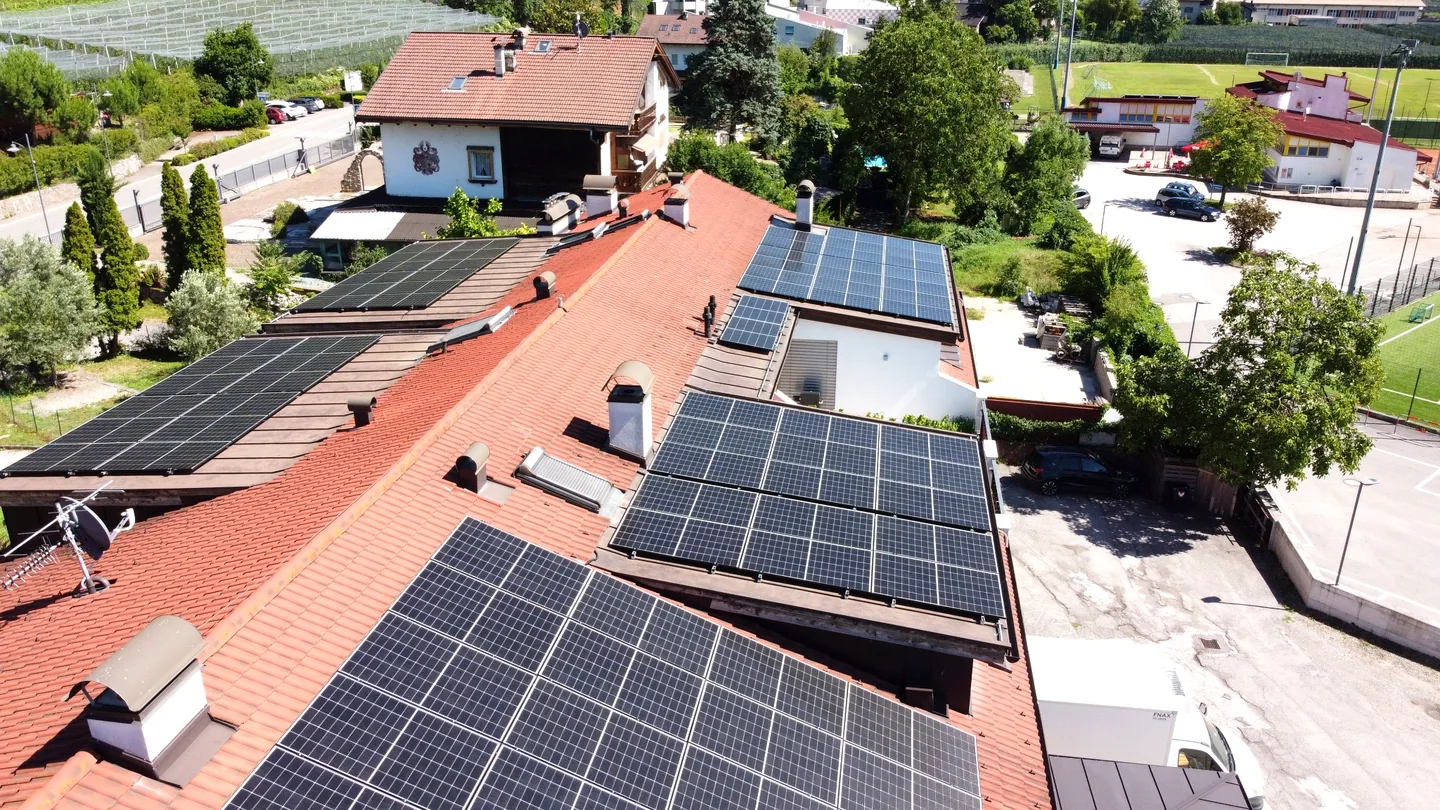 Bestehende Voltalps-Referenzaufnahme einer Photovoltaikanlage auf einem Dach in Südtirol