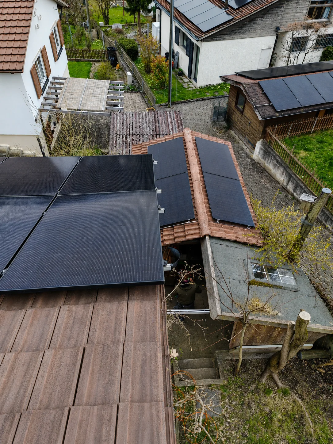 Mehrere Photovoltaik-Modulfelder auf Wohnhaus, Anbau und Nebengebäude