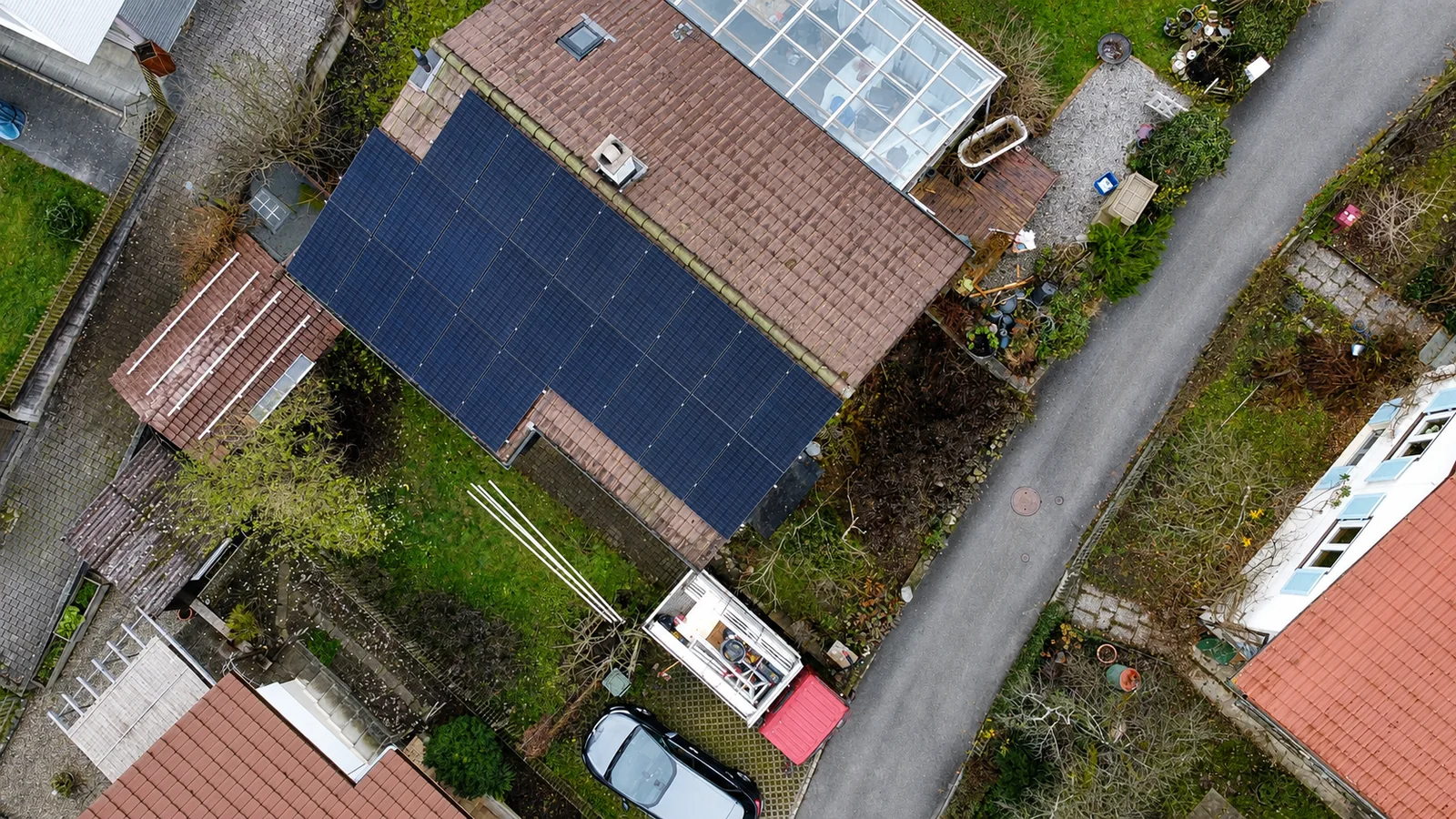 Senkrechte Drohnenaufnahme einer Photovoltaikanlage auf einem Einfamilienhaus