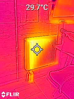 FLIR-Wärmebild eines Heizkörpers mit Messwert 29,7 Grad Celsius