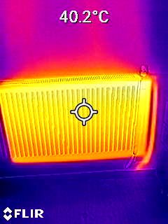 FLIR-Wärmebild eines Heizkörpers mit Messwert 40,2 Grad Celsius