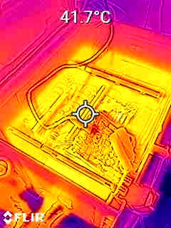 FLIR-Wärmebild einer technischen Wärmequelle mit Messwert 41,7 Grad Celsius
