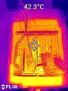 FLIR-Wärmebild einer geöffneten technischen Wärmequelle mit Messwert 42,3 Grad Celsius